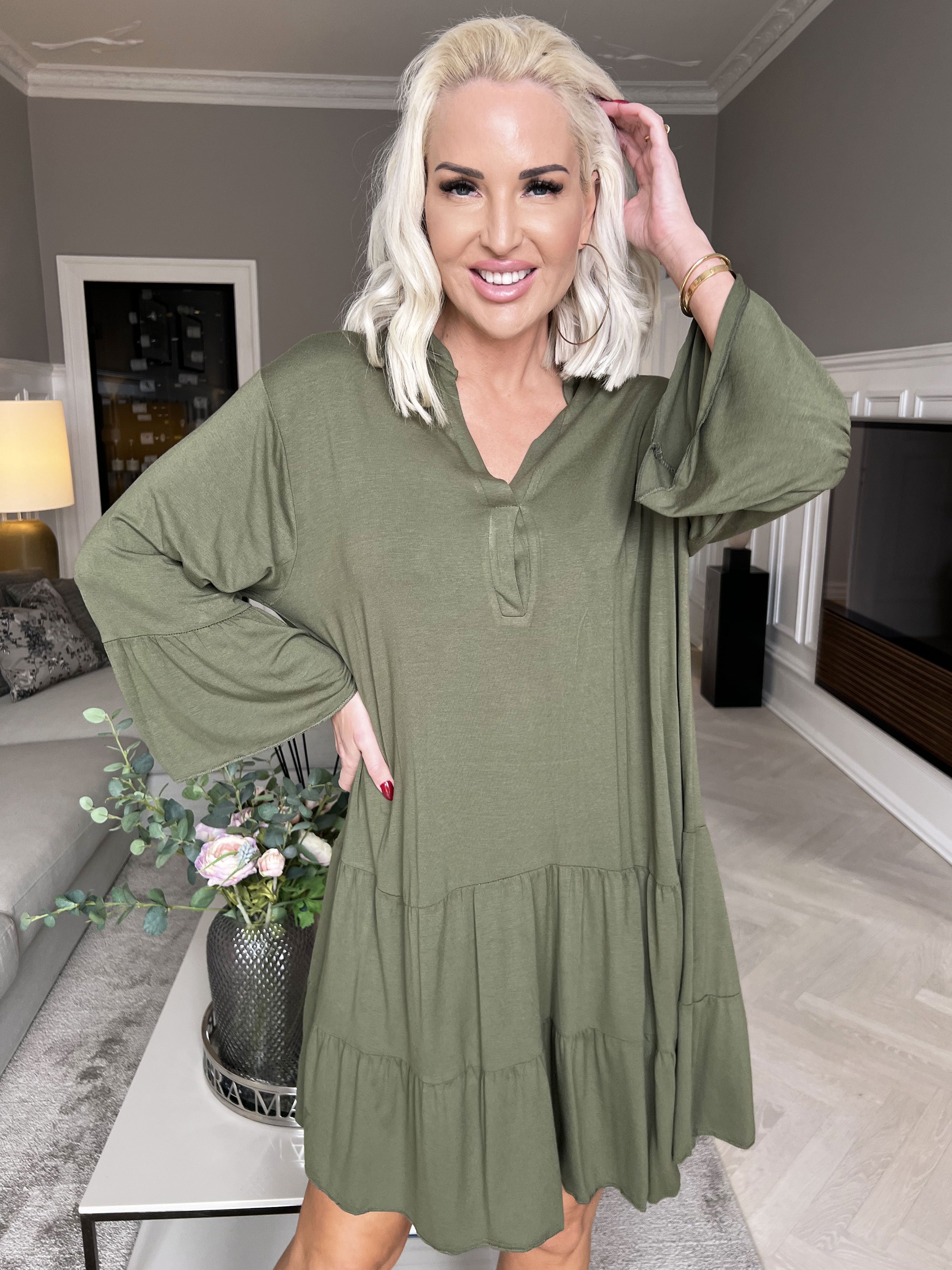 Pauline Plain - Klänning med v-ringning och liten volangkjol